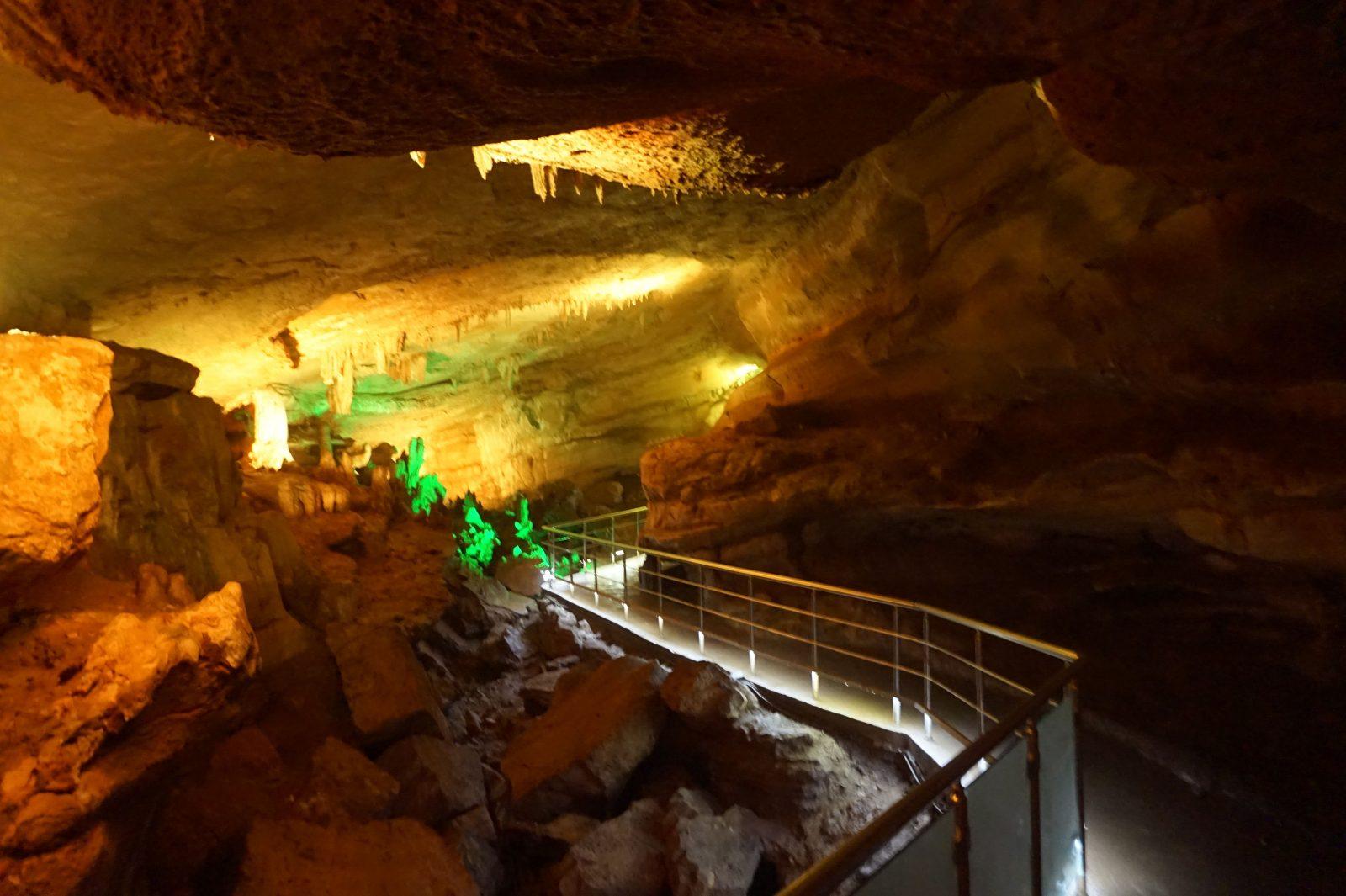 Tropfsteinhöhle Sataplia